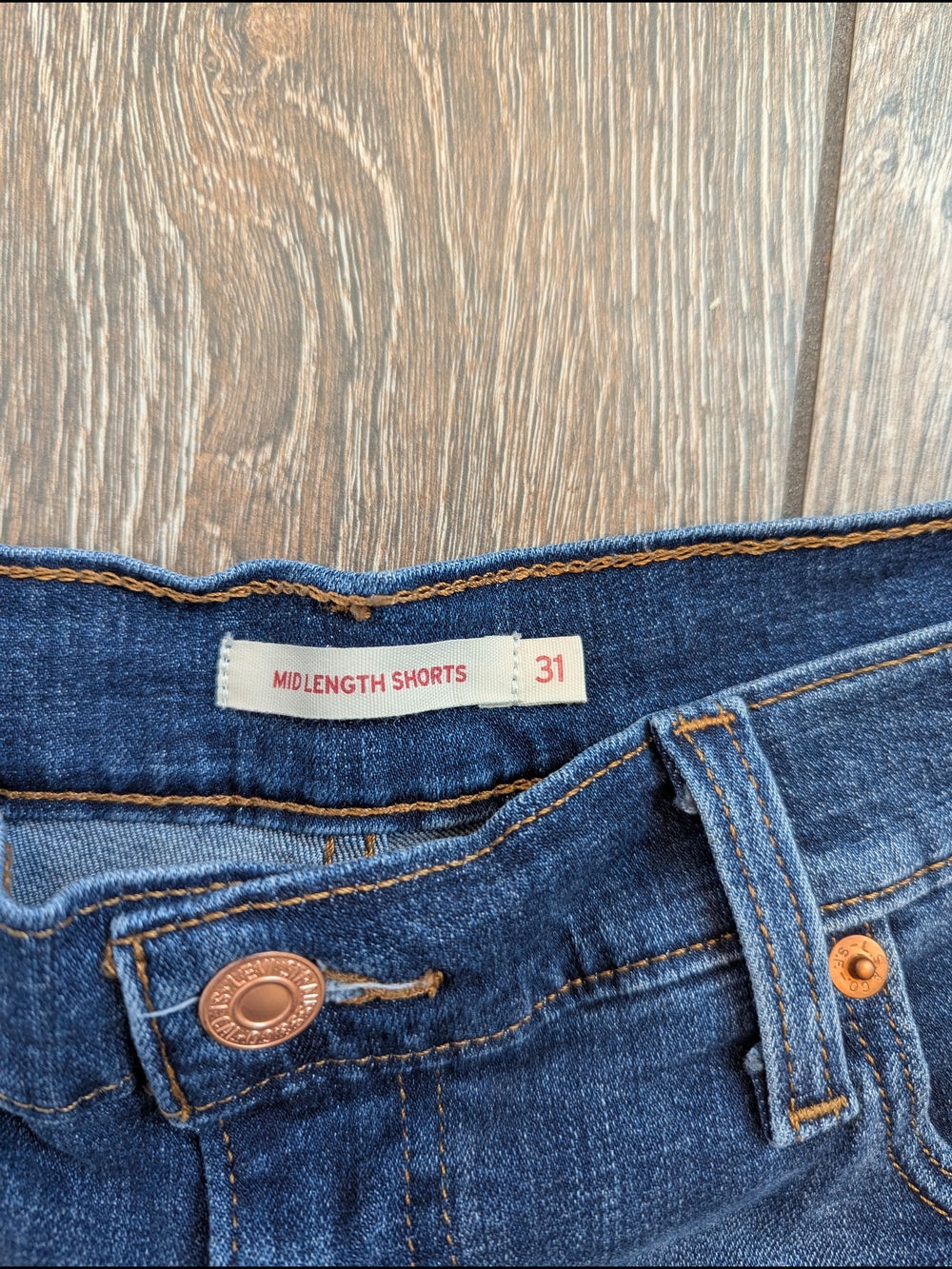 Levi's Mid Length Denim Shorts Size 31 Medium Wash Roll Hem - Picture 2 of 9